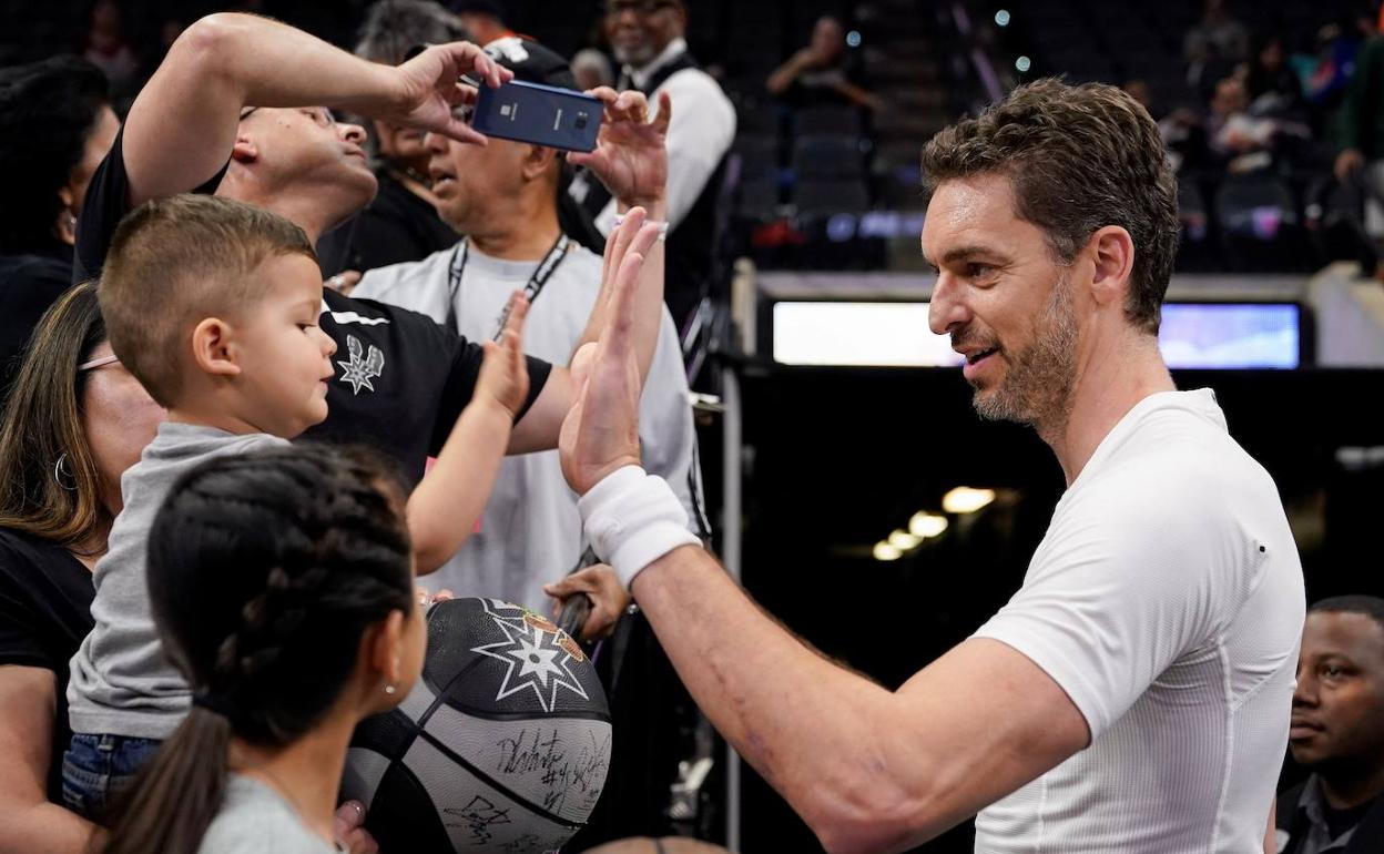 Pau Gasol saluda a los aficionados tras un partido de San Antonio Spurs en la NBA. 