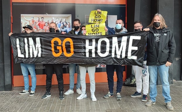 Un grupo de aficionados con pancartas en los alrededores de Mestalla antes de la Junta