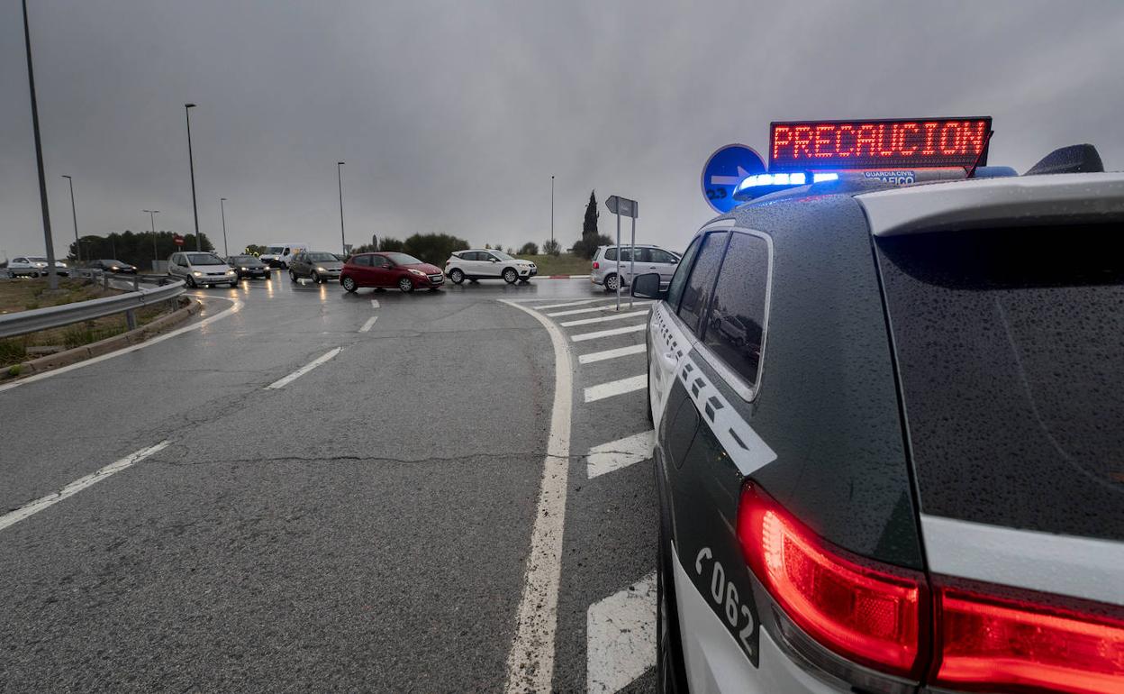 Un vehículo de la Guardia Civil, en un control de carretera. 