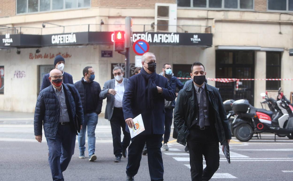 Algunos de los accionistas asistentes, en el momento de acceder a Mestalla. 