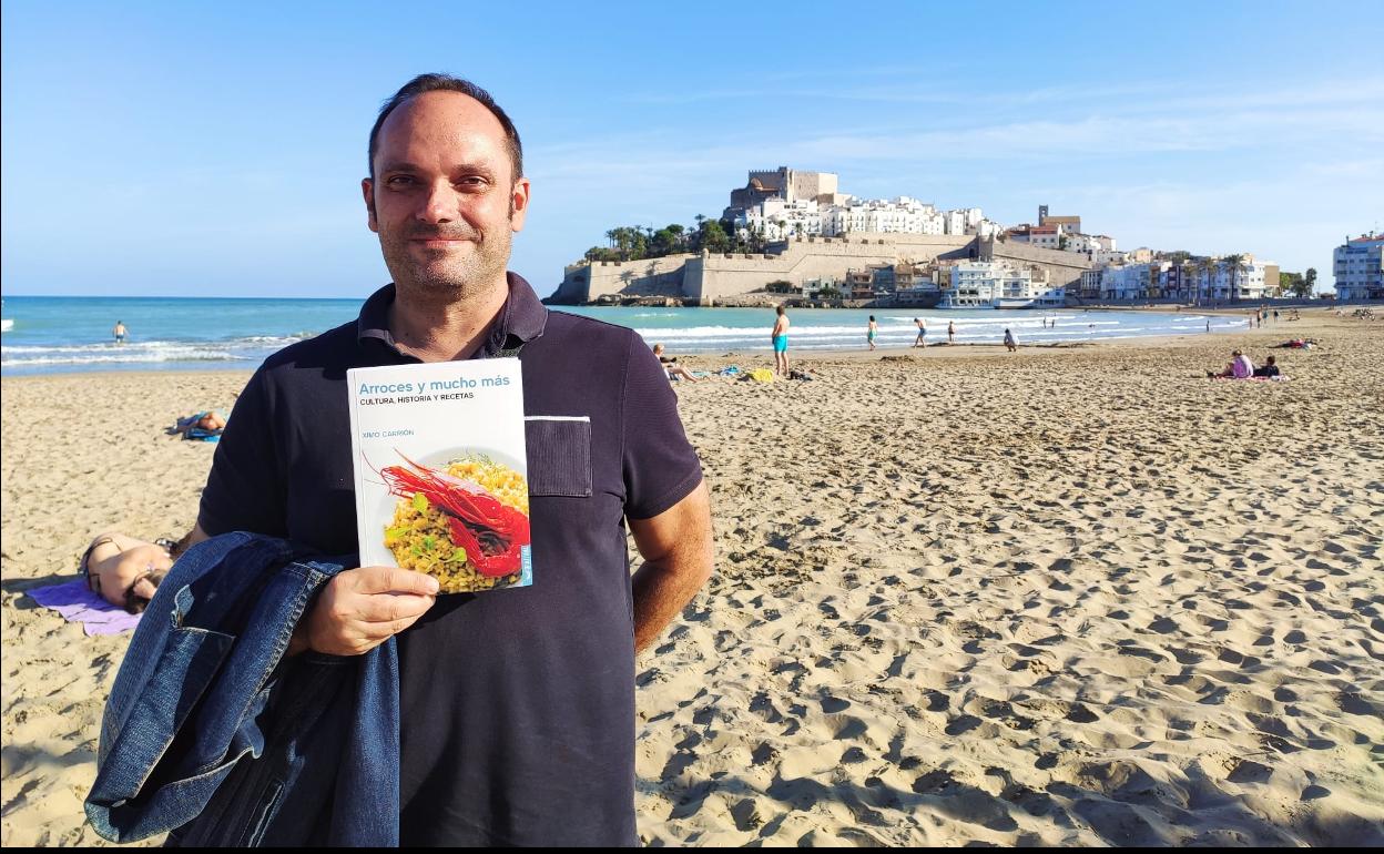 Ximo Carrión con su libro 'Arroces y mucho más. Cultura, historia y recetas', en Peñíscola.