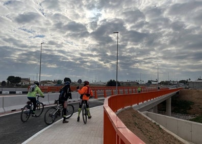 Imagen secundaria 1 - El nuevo puente que han estrenado los ciclistas y el alcalde con el conseller durante la visita. 