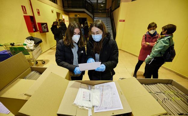 Imagen principal - Voluntarios para ayudar a las personas sin hogar de Valencia. 