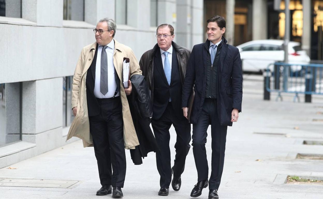 El exconsejero delegado del Banco de Valencia, Domingo Parra (centro), a su llegada a la Audiencia Nacional, en 2019. 