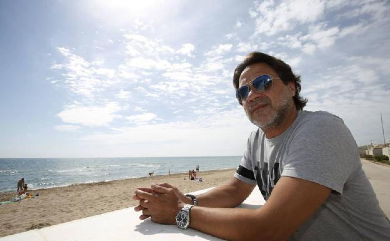 Enrique Arce en la playa del Saler