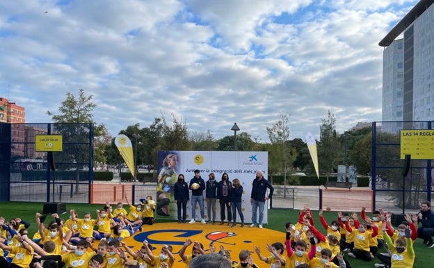 Carlos Soler, durante la inauguración del campo de fútbol 'Cruyff Court Carlos Soler' en Benicalap. 