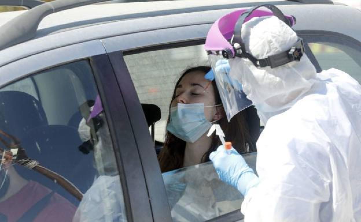 Una joven se realiza una PCR en Valencia.