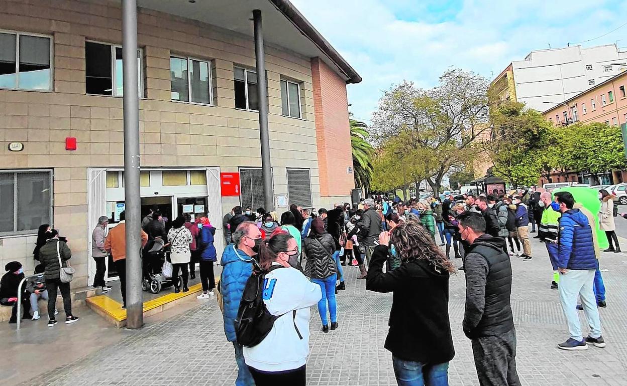 Decenas de pacientes esperan su turno a las puertas del centro de salud Salvador Allende de Valencia, ayer.