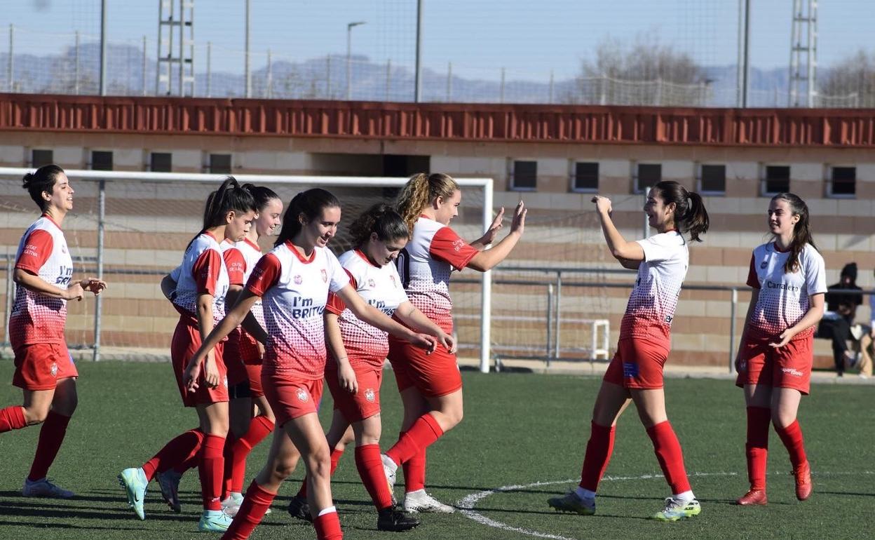 El equipo del Ciutat de Xàtiva celebra el tanto marcado al Crevillent. 