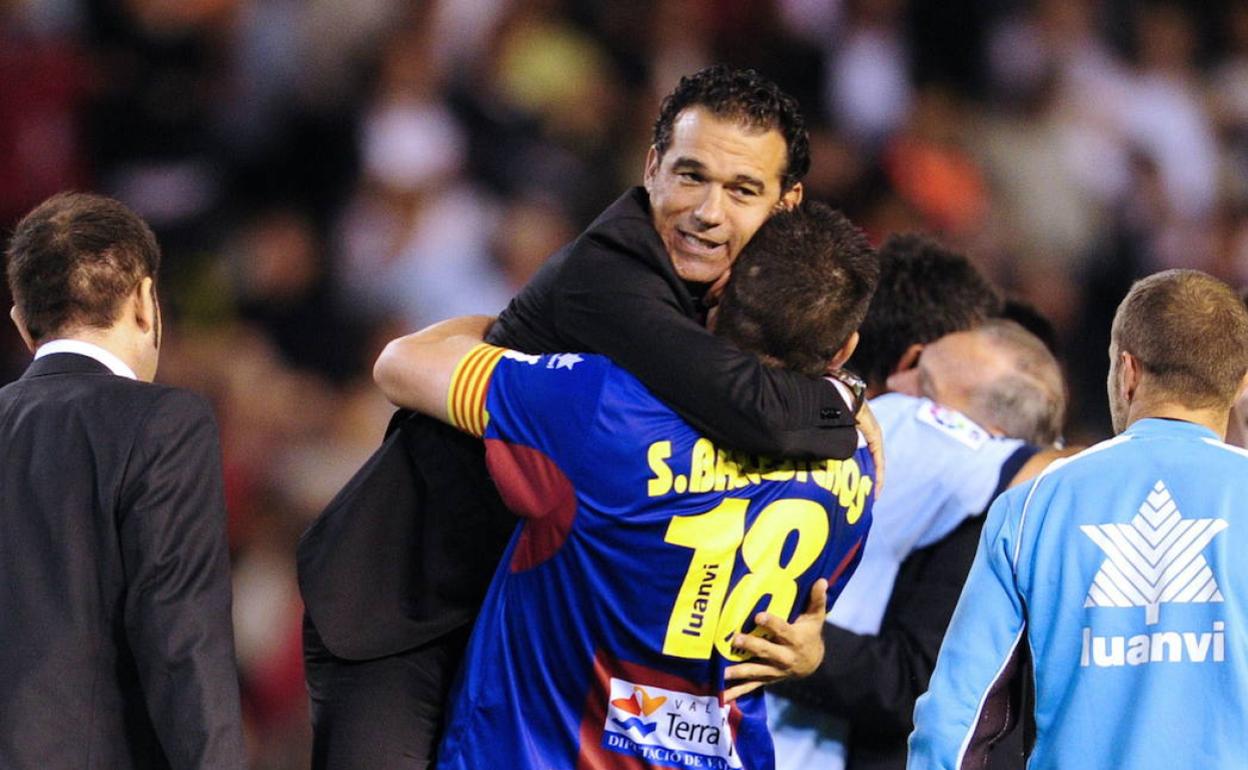 Luis García y Ballesteros celebran la permanencia tras el empate logrado en Mestalla en mayo de 2011.