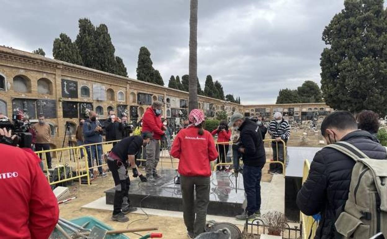 Una de las exhumaciones realizadas en el camposanto. 