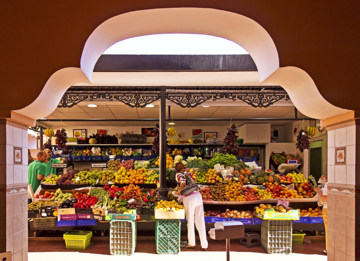 Modernidad y traición se unen en el mercado de Nuestra Señora de África para poner a la disposición de Santa Cruz de Tenerife y sus visitantes una oferta comercial de gran variedad y sabor. El mercado de la capital tinerfeña fue fundado a mediados de los años 40, cuando se convirtió en un punto de referencia y encuentro de la ciudad. Hoy en día, este mercado se ha transformado en un centro neurálgico gracias a unos agricultores y ganaderos que trabajan incansablemente para ofrecer en sus paradas los mejores productos para llenar la despensa. En total, estas Navidades podrás disfrutar de más de 200 comerciantes que te proveerán con todo lo necesario para preparar las mejores comidas en familia a un precio muy competitivo. Así pues, no te pierdas la oportunidad de visitar este mercado que incluso ha sido calificado como unos de los 10 mejores del mundo según el diario inglés The Guardian.