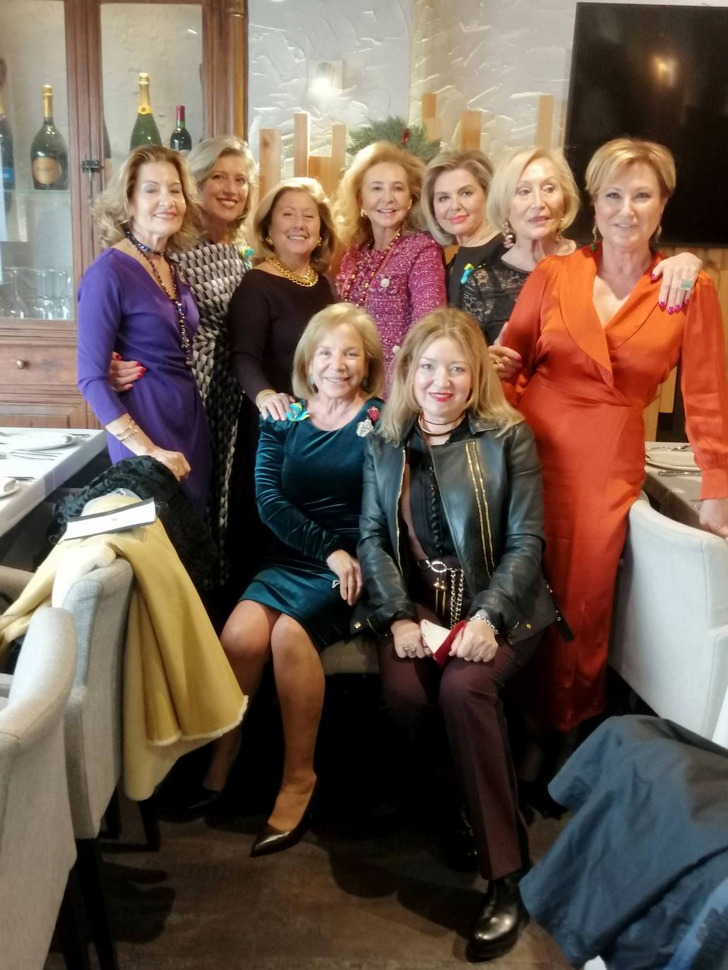 Pilar Josa, Maribel Molins, Loli Marco, Mayren Beneyto, Eva Parra, Mercedes Fillol y Teresa Ballester. Sentadas Maria José Navarro y Inma Sobrino.