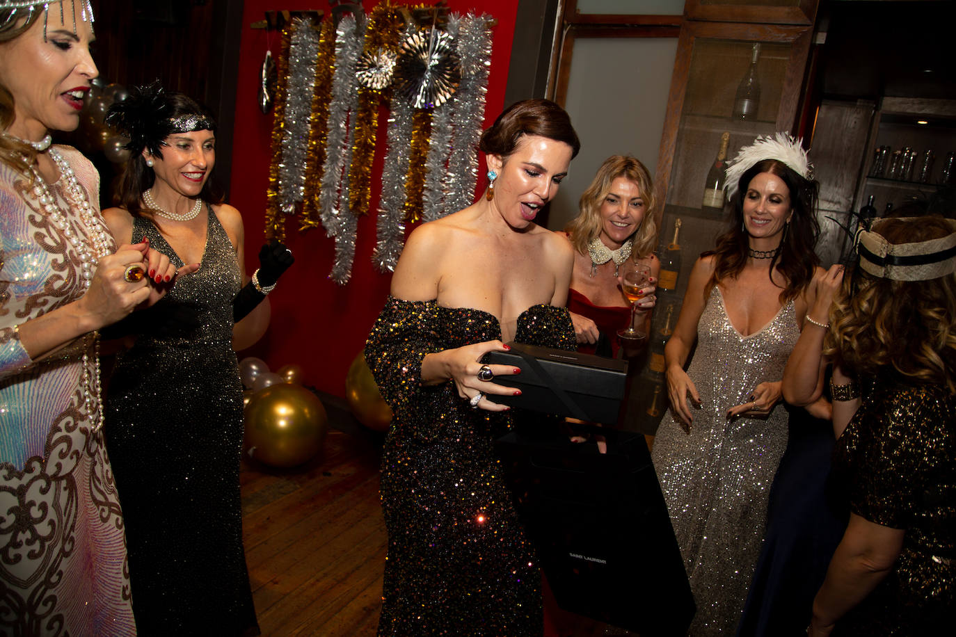 Romina Martínez-Colomer, Ana Tramoyeres, Kelly Alegría y Juana Camps en el momento en que Ana abría los regalos.