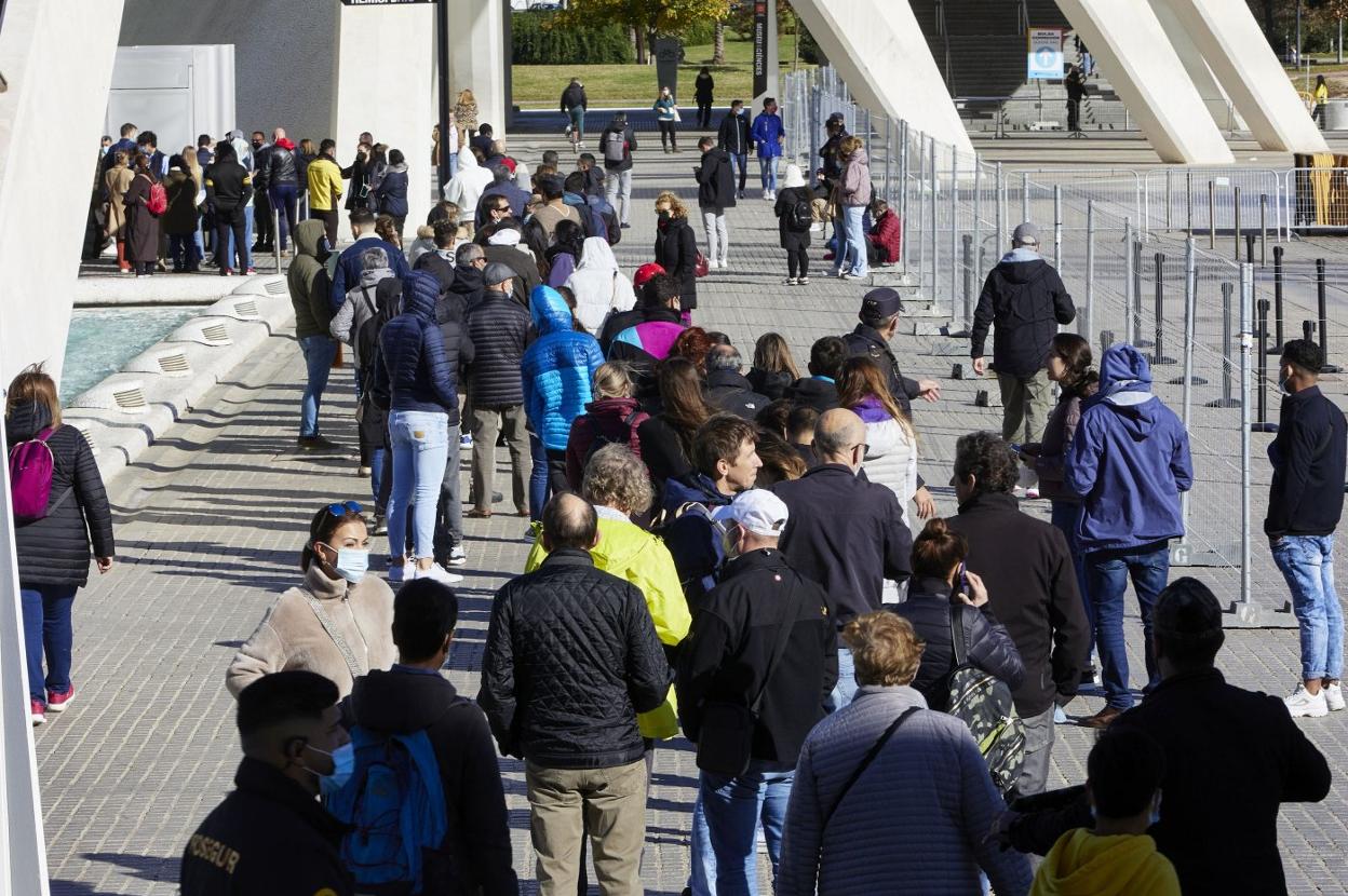 Colas para la vacunación sin cita previa, este mes, en la Ciudad de las Artes y las Ciencias. iván arlandis