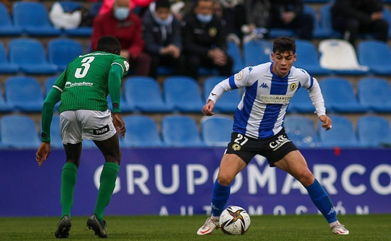 Nico Espinosa controla el balón ante un futbolista del Toledo. 