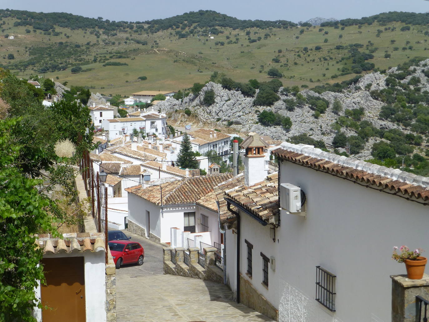 3.- VILLALUENGA DEL ROSARIO (Cádiz): 'Reconocimiento 2022 a la promoción de productos locales' | Sus empinadas y estrechas calles se funden con la roca acogiendo destacados monumentos como las iglesias de San Miguel y del Salvador, las ermitas de San Gregorio y del Calvario, el ayuntamiento y la fuente del Acueducto. Cuenta Villaluenga con la plaza de toros más antigua de la provincia (s. XVIII) que tienen la particularidad de no ser redonda sino poligonal y con un graderío realizado en piedra local.