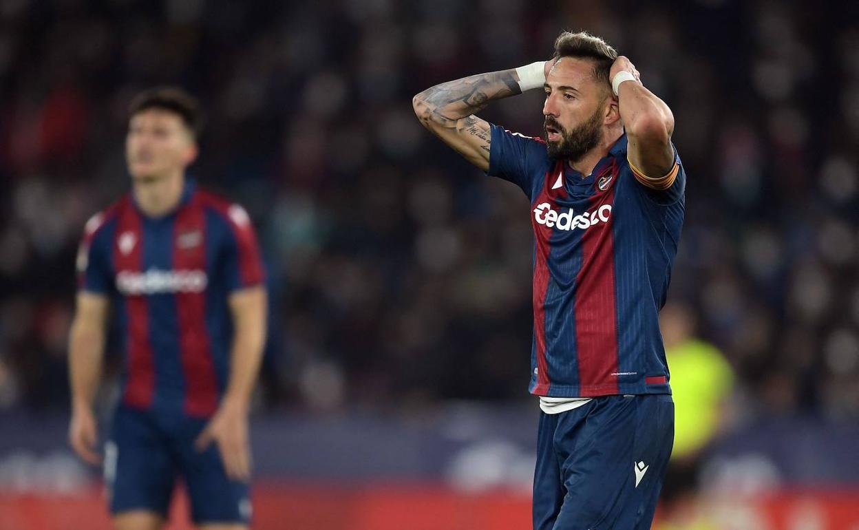 José Luis Morales, lamentándose durante el derbi ante el Valencia