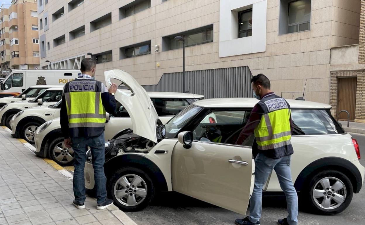 Imagen de los cinco vehículos localizados por los agentes en un concesionario de compra-venta en Águilas. 