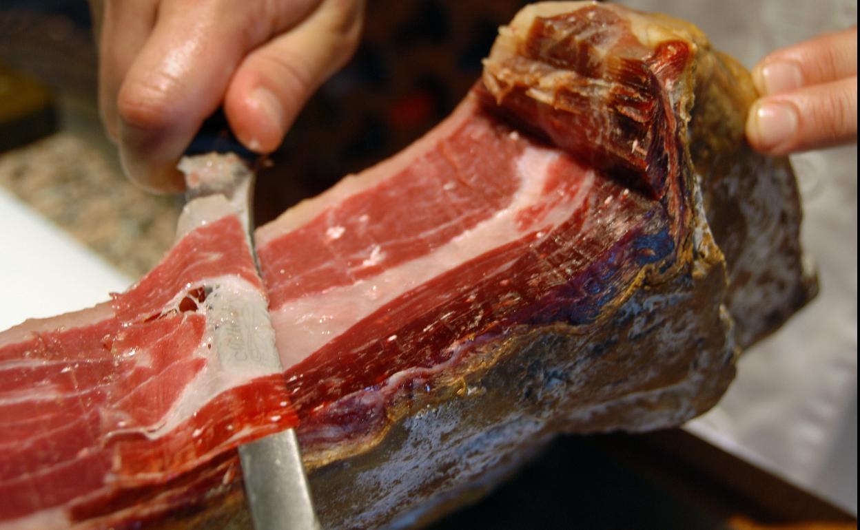 Cortar jamón en Navidad | Cómo cortar bien el jamón serrano y cómo se pone en el jamonero, hacia arriba o hacia abajo