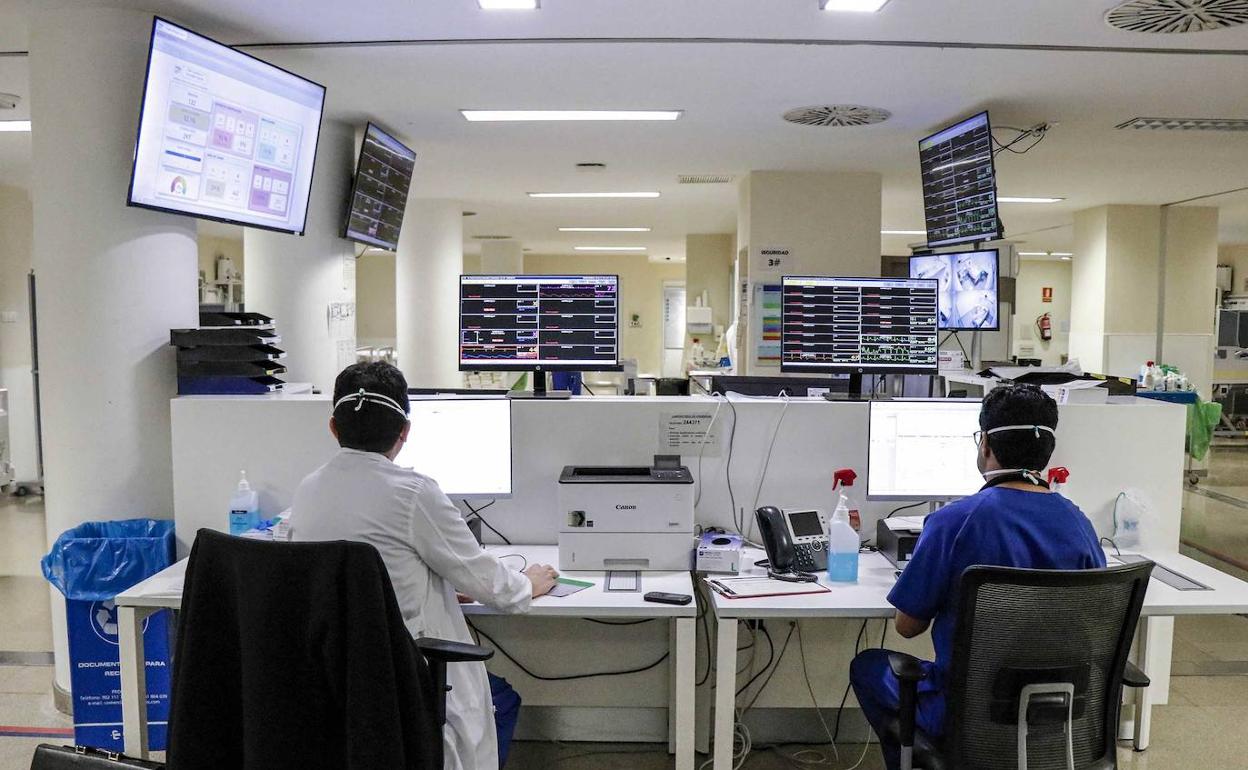 Profesionales sanitarios del servicio de Urgencias del hospital La Fe de Valencia.