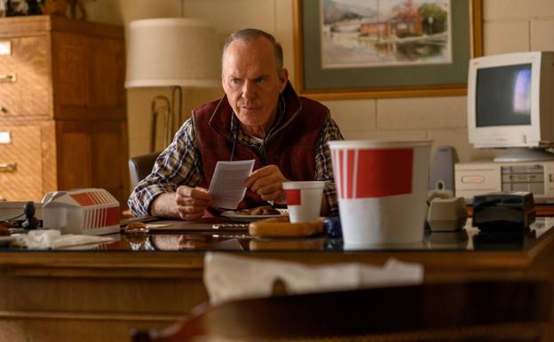 Michael Keaton da vida al doctor Samuel Finnix, en la excelente 'Dopesick: Historia de una adicción', que finaliza mañana miércoles.