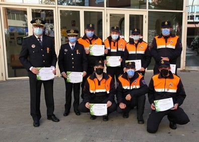 Imagen secundaria 1 - La plantilla de la Policía Local, los integrantes de Protección Civil y el intendente Tabernero. 