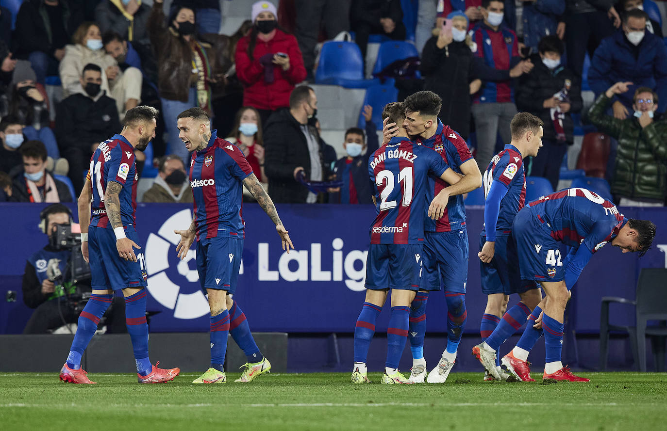 Fotos: Las mejores imágenes del Levante UD-Valencia CF