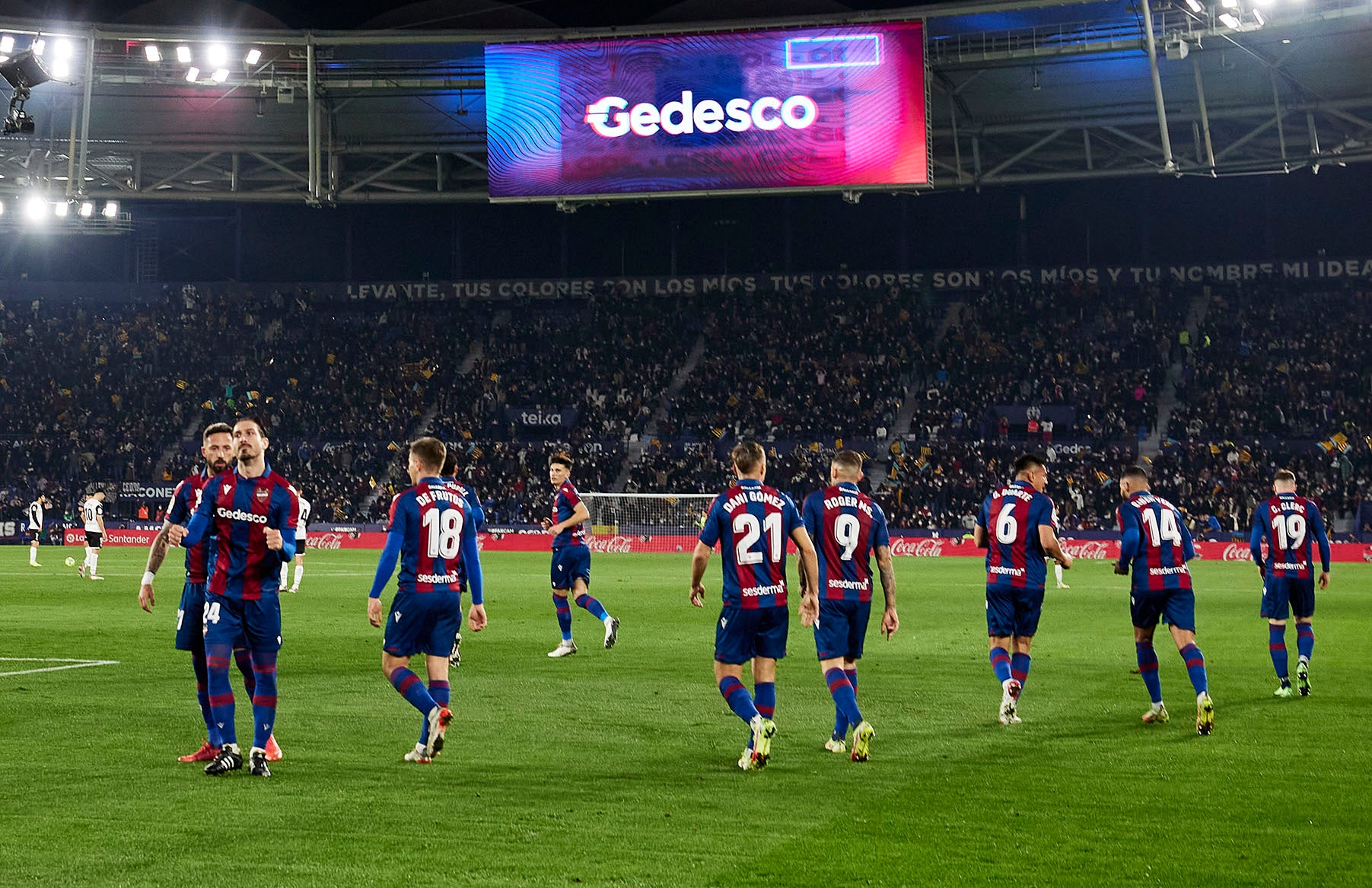 Los jugadores del Levante, tras el gol inicial de Campaña