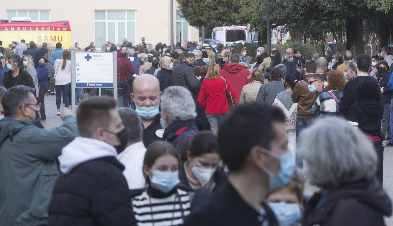 La campaña de vacunación del coronavirus se extienda esta semana en la Comunitat con la instalación de más de una veintena de centros de inmunización sin cita. En Valencia, cientos de personas han acudido a vacunarse este martes en los puntos móviles de vacunación instalados en la ciudad, donde se han formado largas colas. 