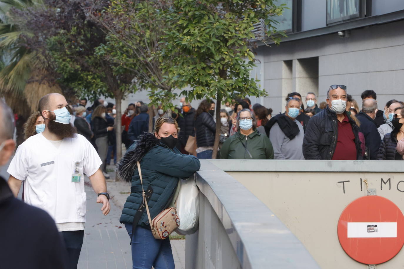 La campaña de vacunación del coronavirus se extienda esta semana en la Comunitat con la instalación de más de una veintena de centros de inmunización sin cita. En Valencia, cientos de personas han acudido a vacunarse este martes en los puntos móviles de vacunación instalados en la ciudad, donde se han formado largas colas. 