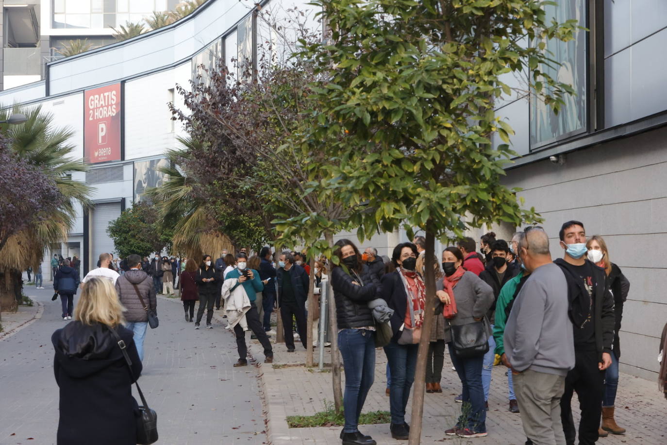 La campaña de vacunación del coronavirus se extienda esta semana en la Comunitat con la instalación de más de una veintena de centros de inmunización sin cita. En Valencia, cientos de personas han acudido a vacunarse este martes en los puntos móviles de vacunación instalados en la ciudad, donde se han formado largas colas. 