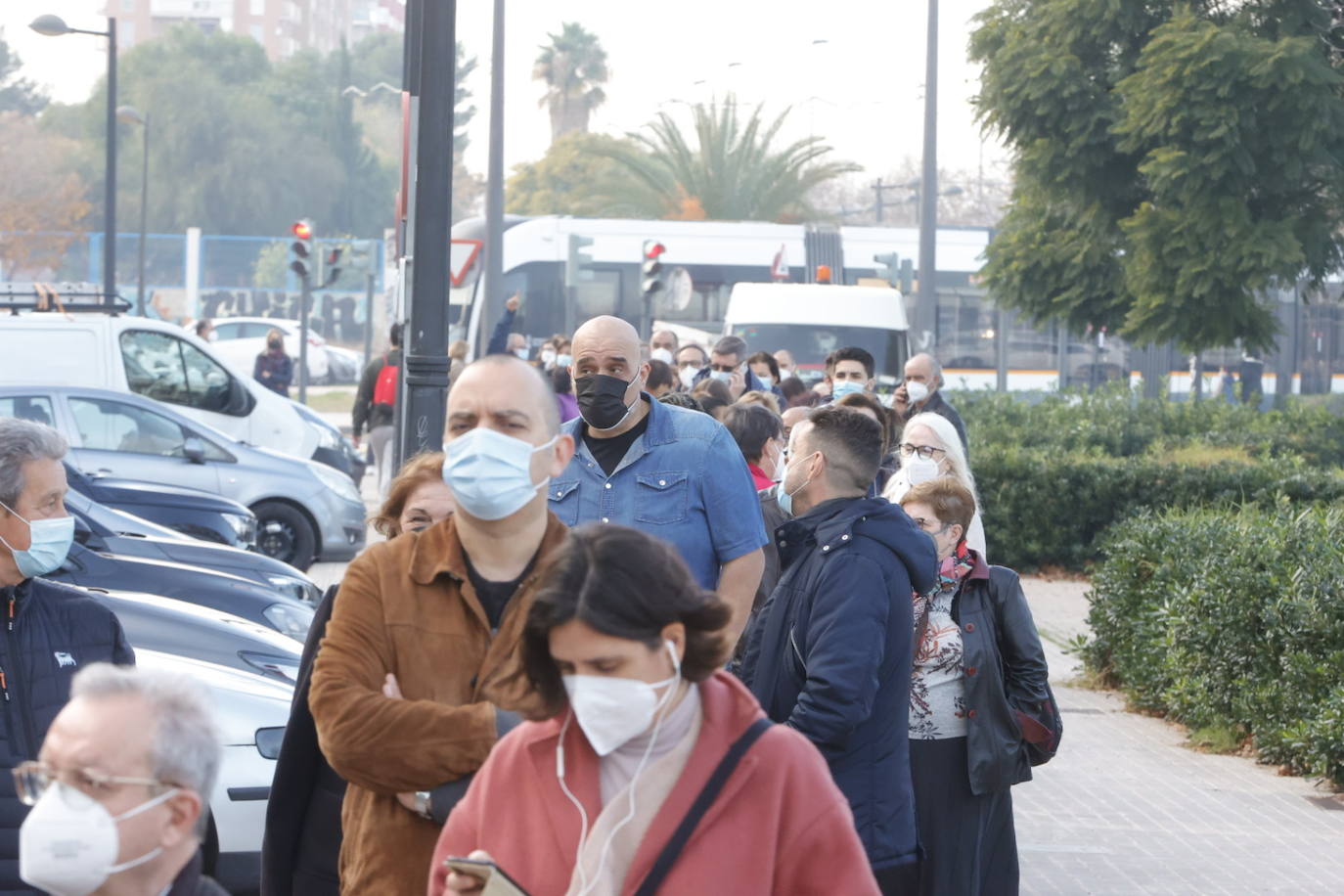 La campaña de vacunación del coronavirus se extienda esta semana en la Comunitat con la instalación de más de una veintena de centros de inmunización sin cita. En Valencia, cientos de personas han acudido a vacunarse este martes en los puntos móviles de vacunación instalados en la ciudad, donde se han formado largas colas. 