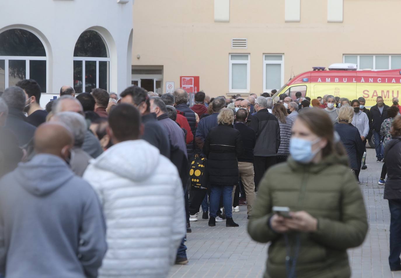 La campaña de vacunación del coronavirus se extienda esta semana en la Comunitat con la instalación de más de una veintena de centros de inmunización sin cita. En Valencia, cientos de personas han acudido a vacunarse este martes en los puntos móviles de vacunación instalados en la ciudad, donde se han formado largas colas. 