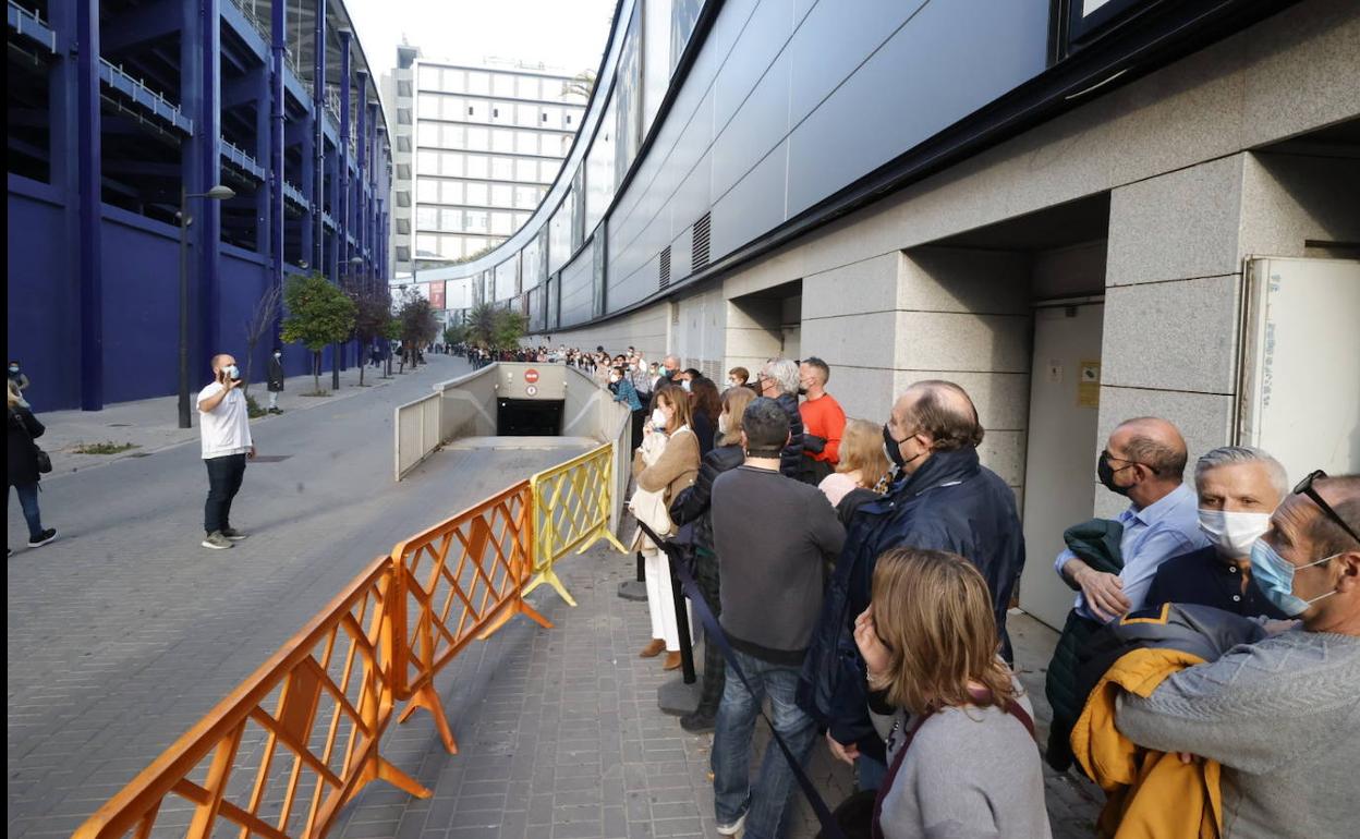 Personas pendientes de vacunación en el centro Arena, este martes. 