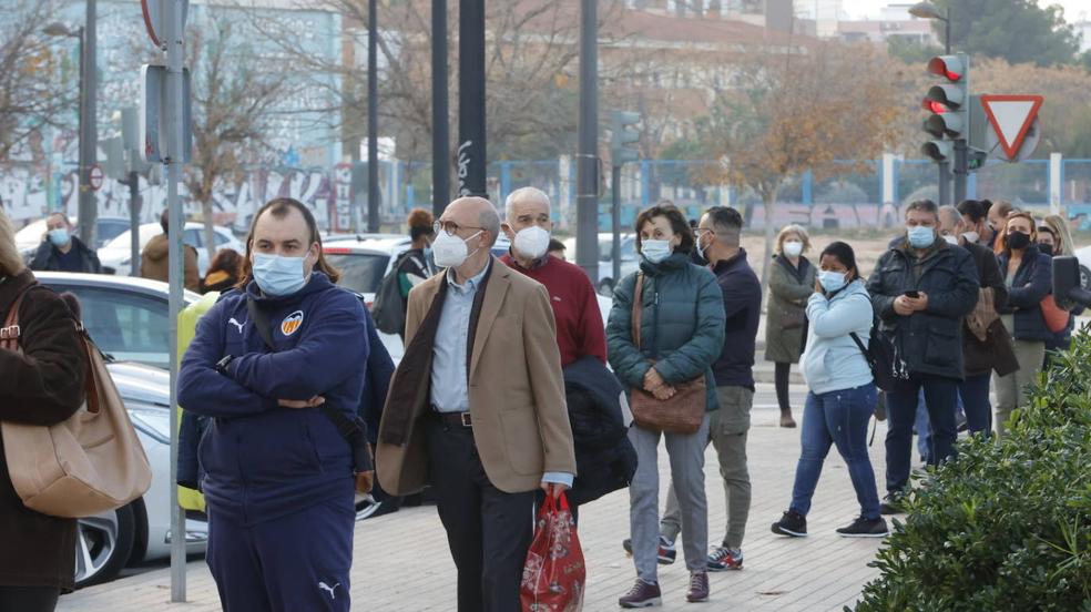 Largas colas en los puntos móviles de vacunación de Valencia