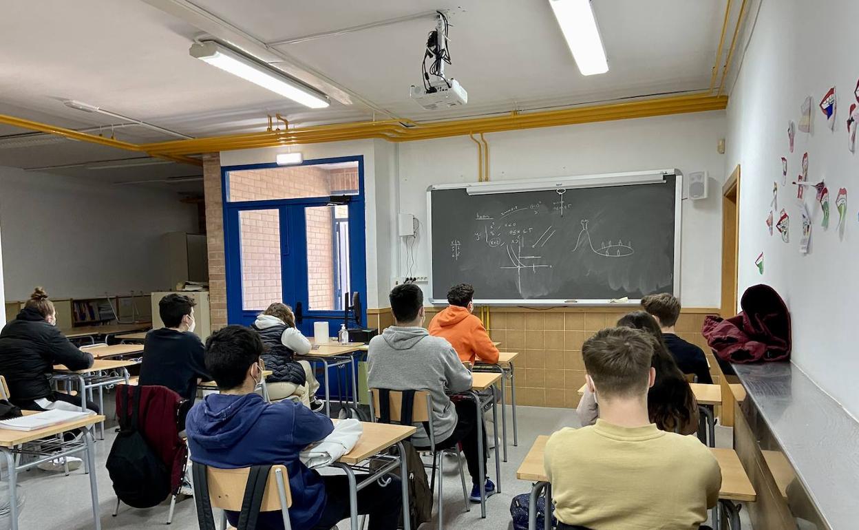 La cafetería, reconvertida en aula, con la barra a la derecha. 