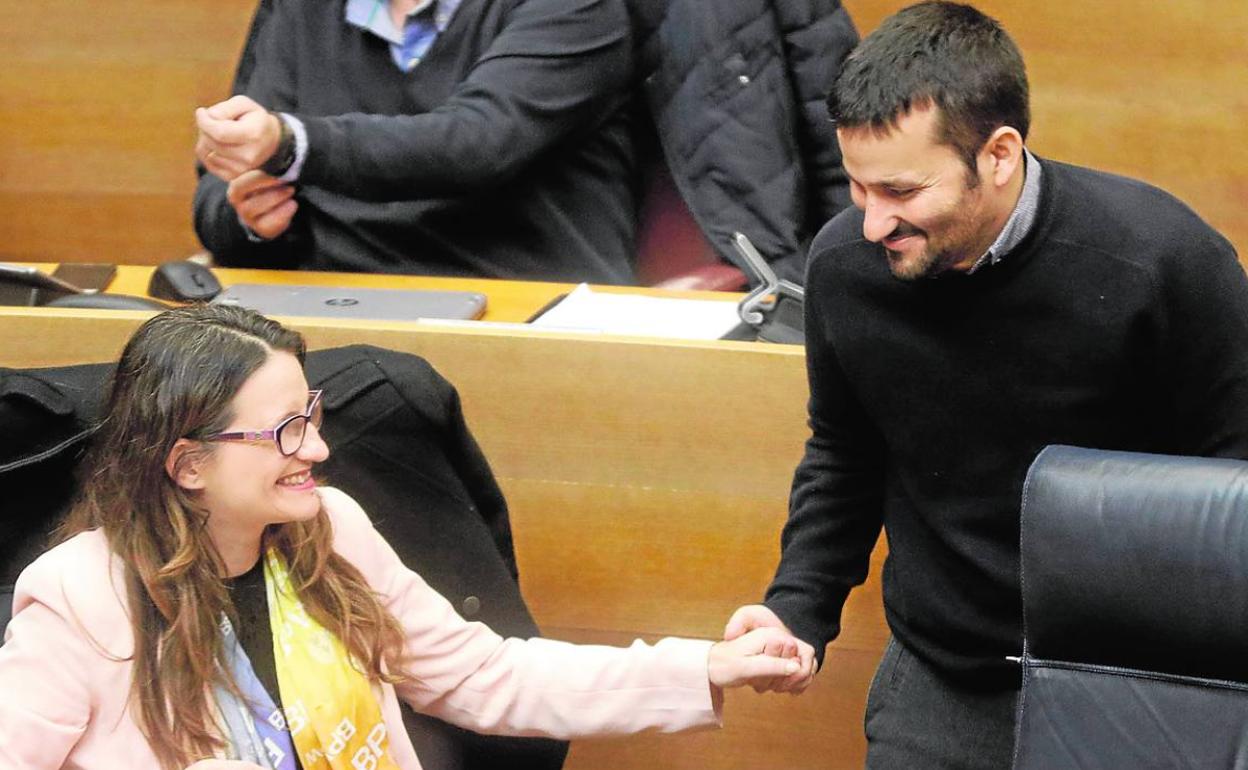 Mónica Oltra saluda a Vicent Marzà en Les Corts. 