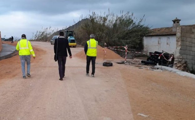 Imagen principal - Visita del alcalde Pablo Puig a las obras y varios tramos del nuevo firme y los muros que sustituyen a las curvas peligrosas. 