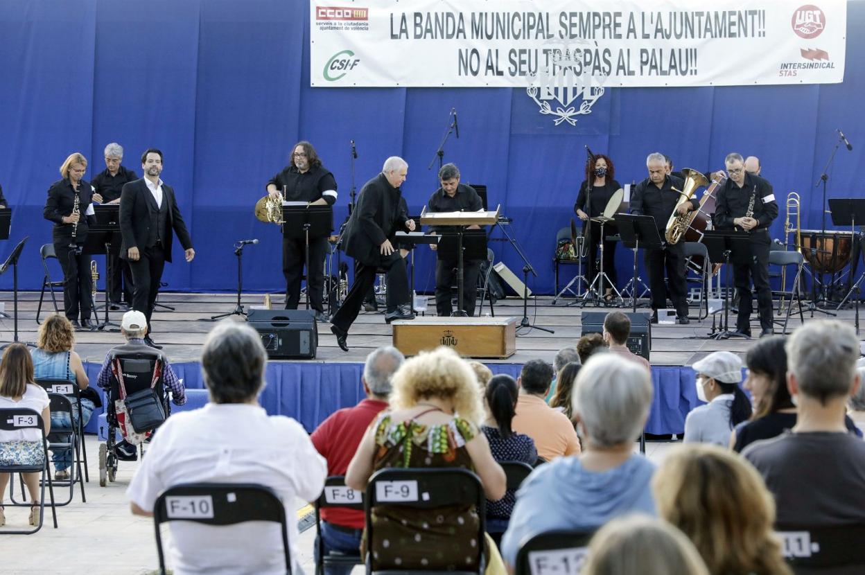 Los músicos muestran brazaletes blancos y la pancarta reivindicativa en un concierto. Irene Marsilla
