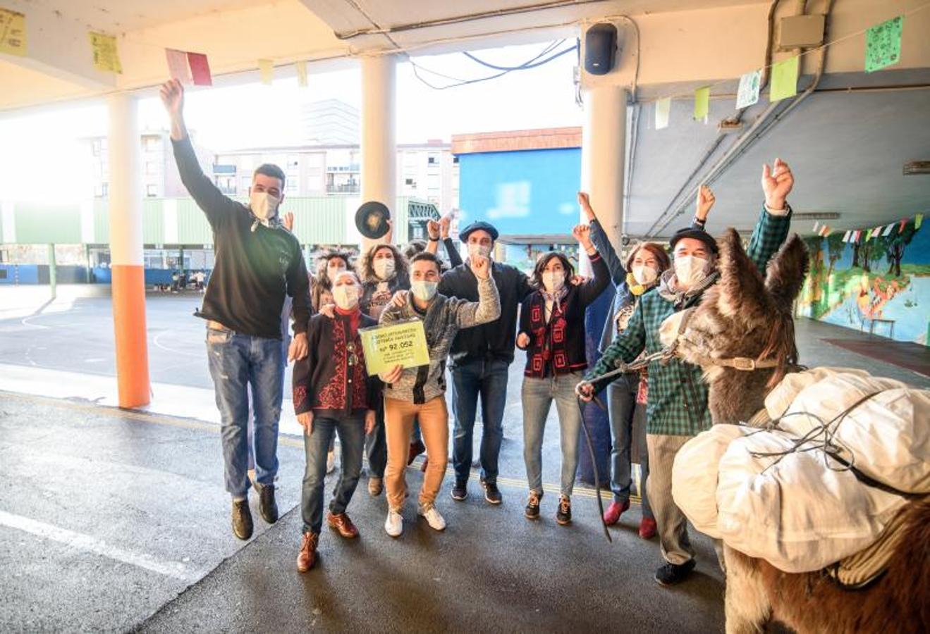 Los trabajadores del colegio Arteagabeitia de Barakaldo celebran un quinto premio.