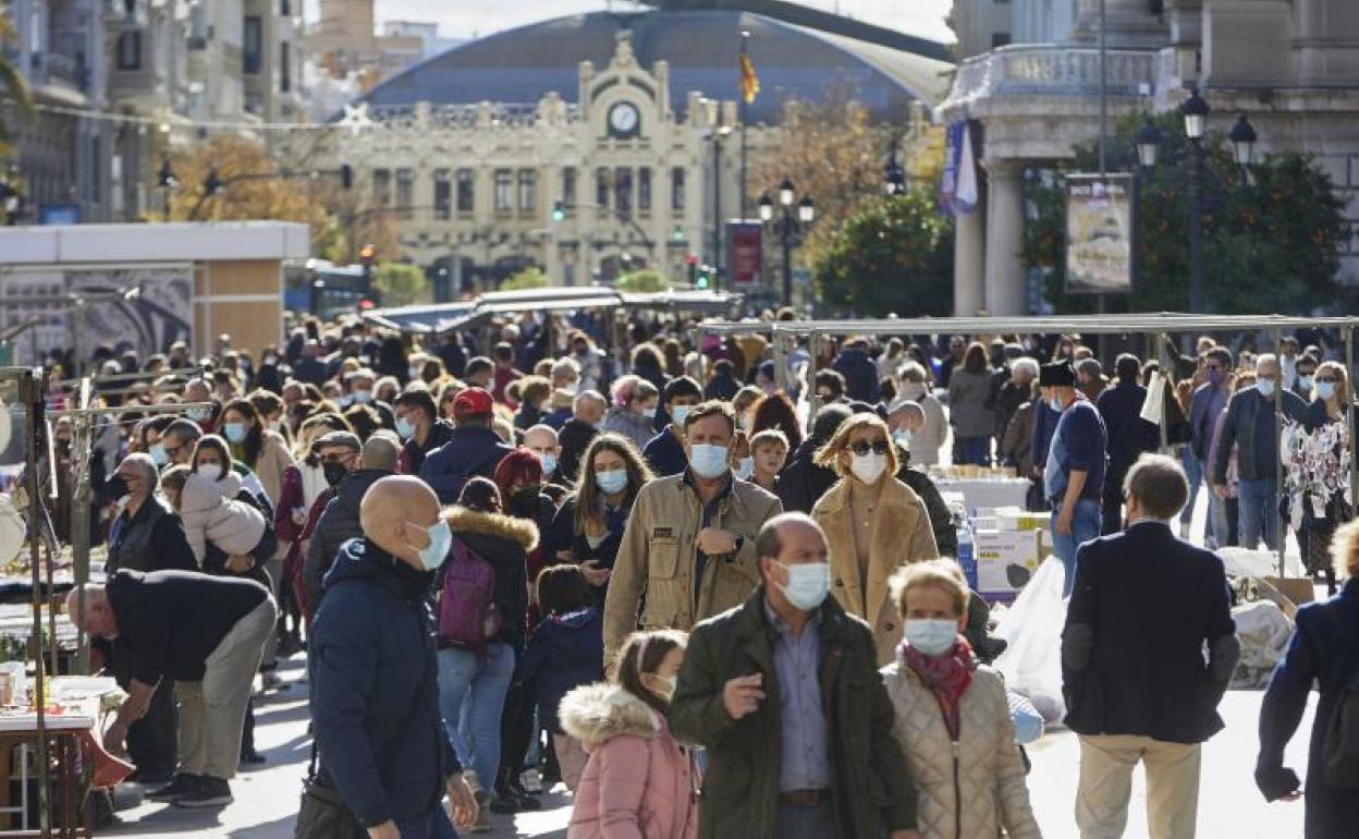 Personas con mascarilla en el centro de Valencia.