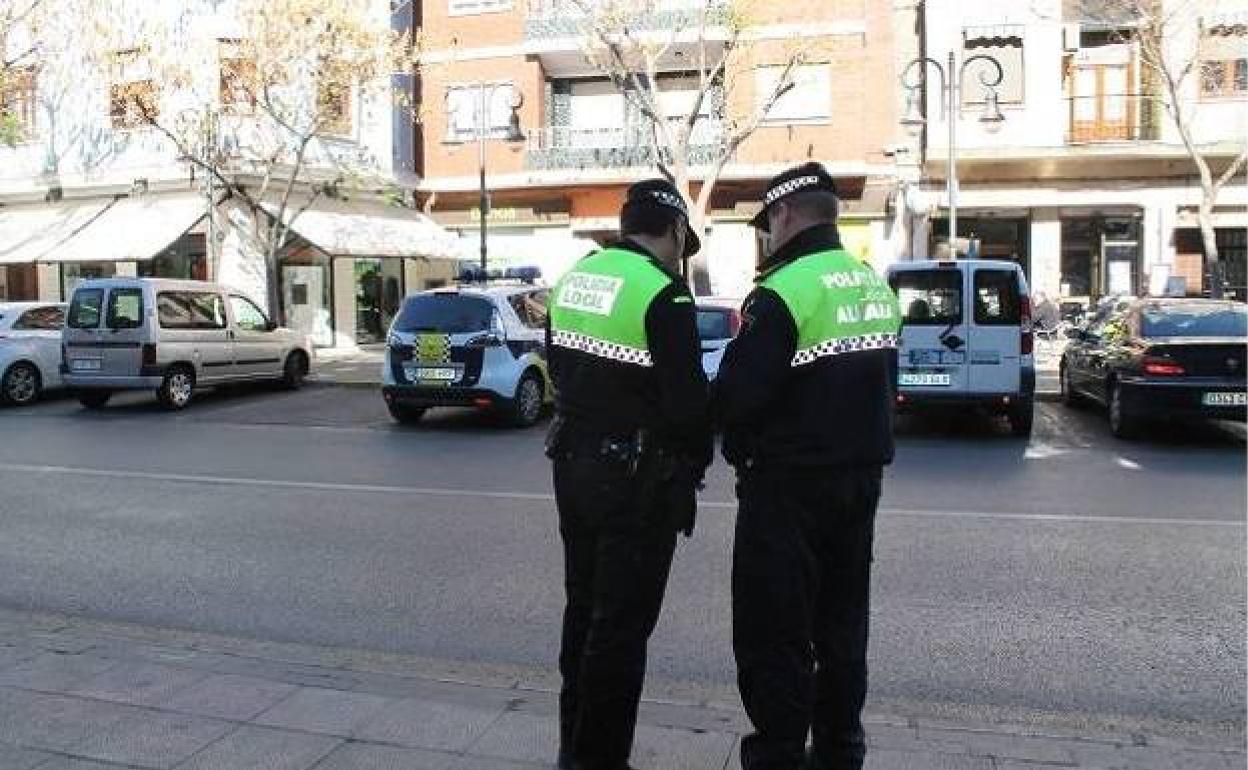 Dos agentes de la Policía Local de Aldaia. 
