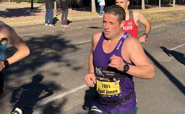 Un hombre corre con un cinturón de running en el Maratón de Valencia 2021. 