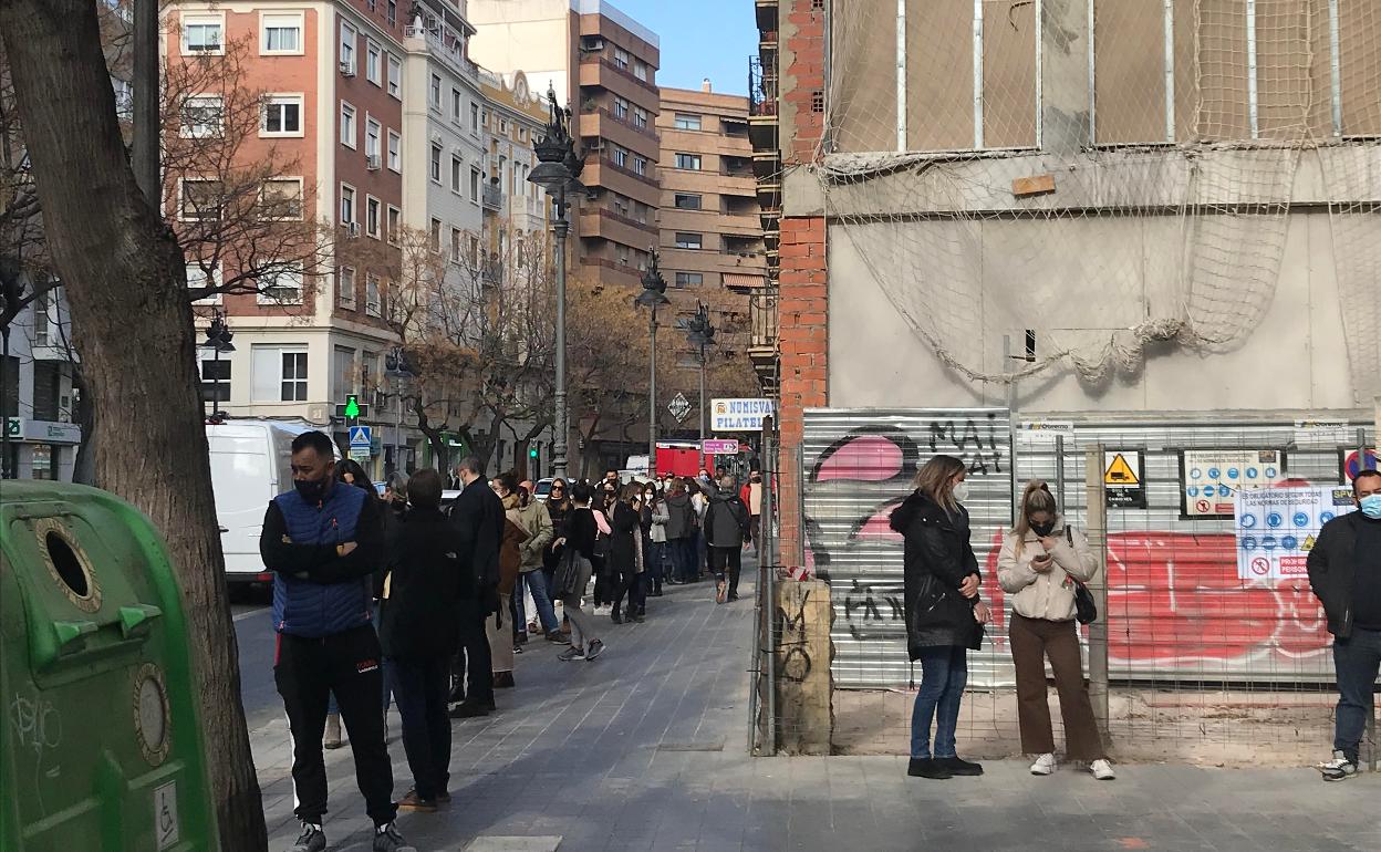 PCR y antígenos en Valencia | Avalancha de colas para hacerse un test antes de Nochebuena en Valencia