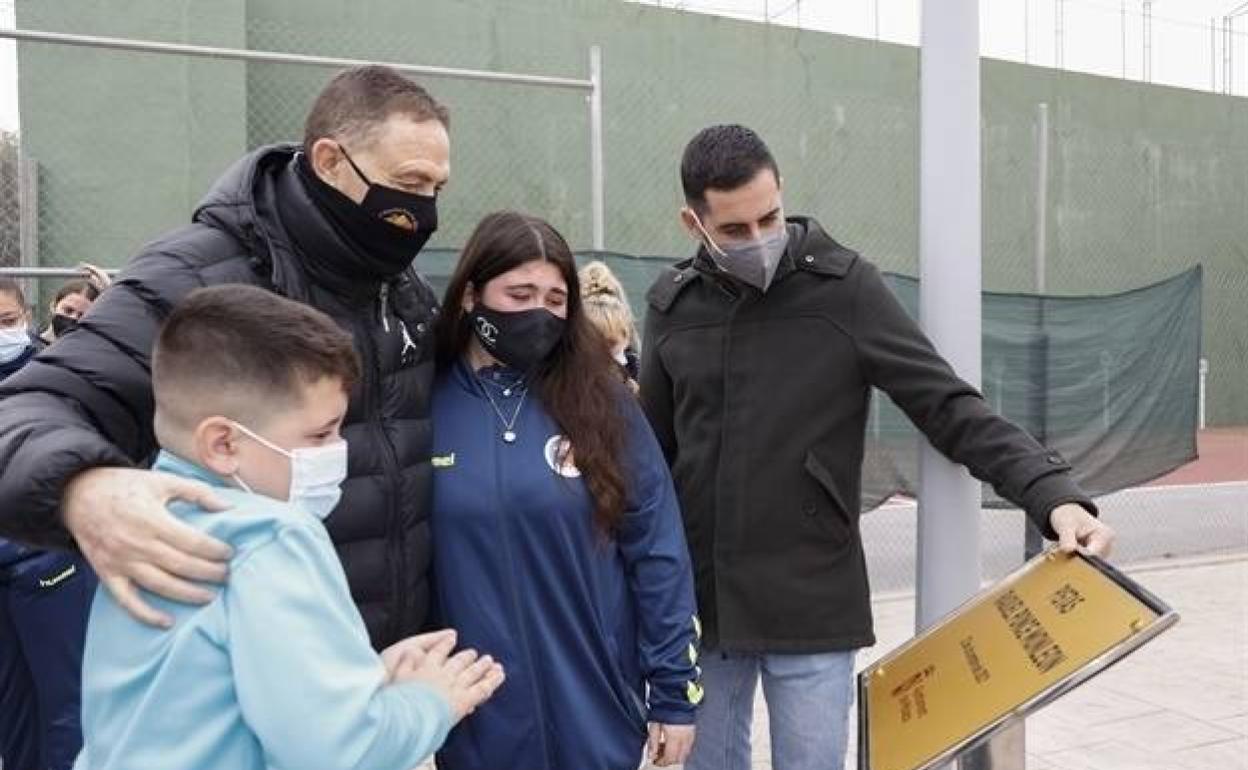 La familia de Raquel Ponce, junto al alcalde Carlos Fernández Bielsa, durante el homenaje. 