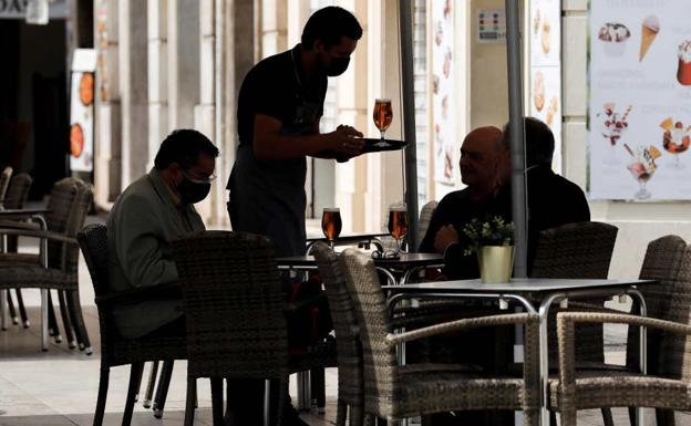 La última duda de las nuevas restricciones para Navidad: ¿Hay que enseñar el pasaporte Covid para estar en la terraza de un bar?