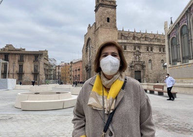 Imagen secundaria 1 - Gregory Hunter; María Ángeles Cebrián y Pedro Peris, viandantes de la plaza de Brujas. 