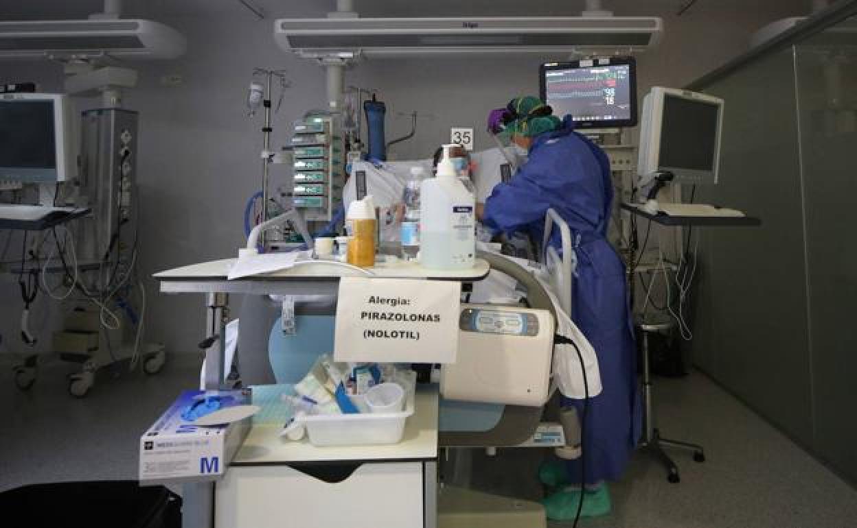 n sanitario atiende a un paciente con coronavirus en el Hospital La Fe de Valencia