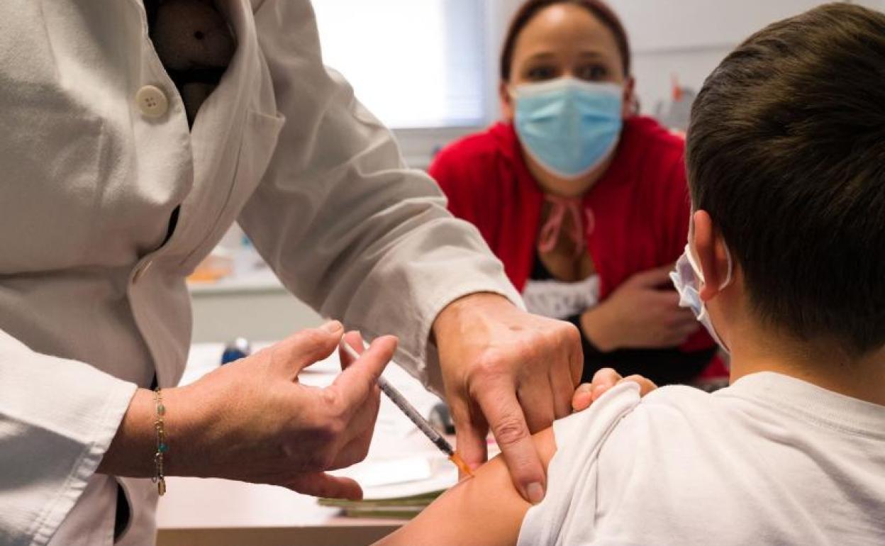 Un niño recibe la vacuna contra el coronavirus.